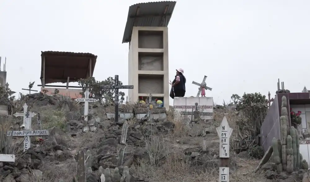 Familias visitan las tumbas de sus familiares durante el Día de los Muertos. Foto: La República