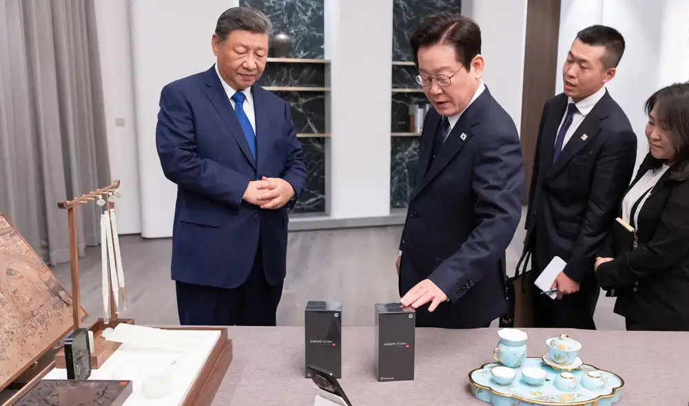 Lee Jae Myung recibiendo los regalos del presidente de China, Xi Jinping.