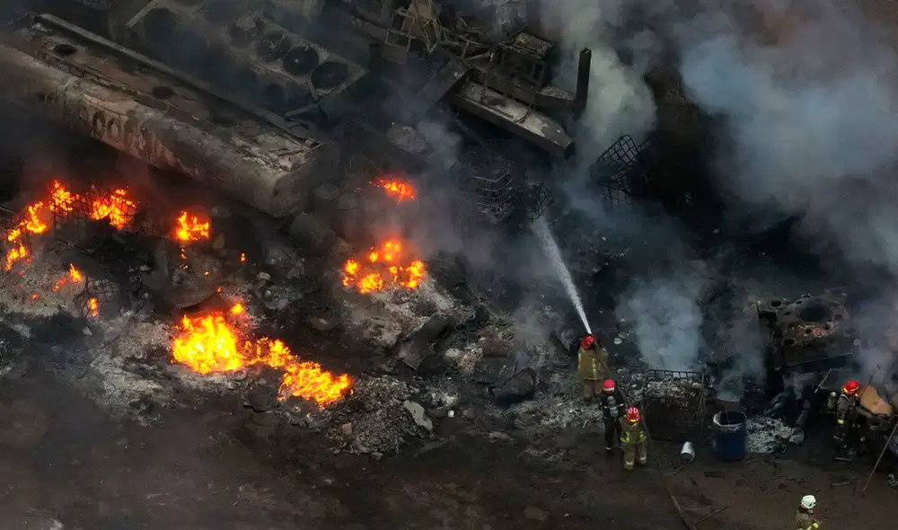 Un voraz incendio afectó la totalidad de una fábrica de baterías en Puente Piedra. Foto: Andina