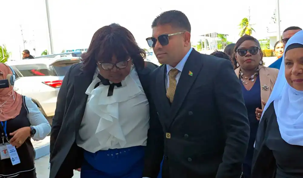 Azruddin Mohamed llegando a la sesión de instalación de la Asamblea Nacional en Georgetown. Azruddin Mohamed llegando a la sesión de instalación de la Asamblea Nacional en Georgetown.