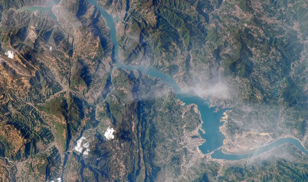 La presa de las Tres Gargantas en el río Yangtsé, donde su ubica la presa más grande del mundo. Foto: NASA