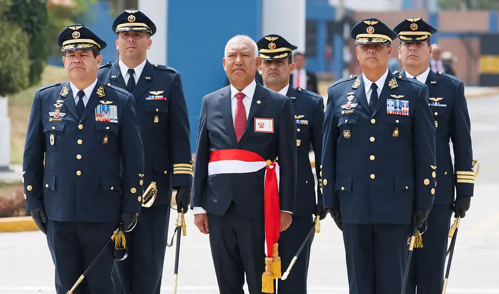 Izquierda, el saliente general del aire Carlos Chávez Cateriano, al centro, el ministro de Defensa, general EP (r) César Díaz Peche, y el nuevo comandante general FAP Mario Conteras León Carty. Foto: Mindef