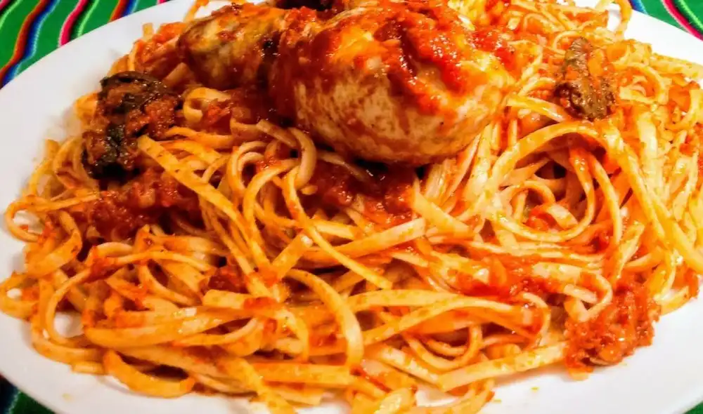 Tallarines rojos con pollo: ingredientes y receta para cocinar hoy