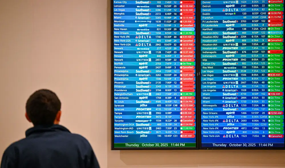 Pasajeros de vuelos cancelados pueden modificar su viaje o solicitar el reembolso sin penalización económica.