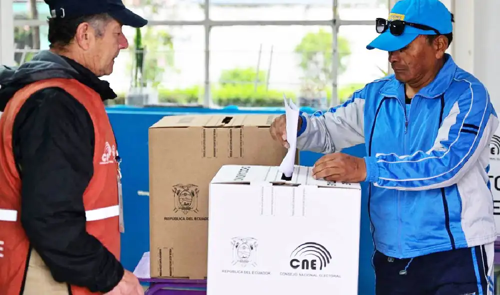 El Consejo Nacional Electoral (CNE) de Ecuador ha confirmado el calendario electoral para el referéndum y consulta popular de 2025. Foto: AFP
