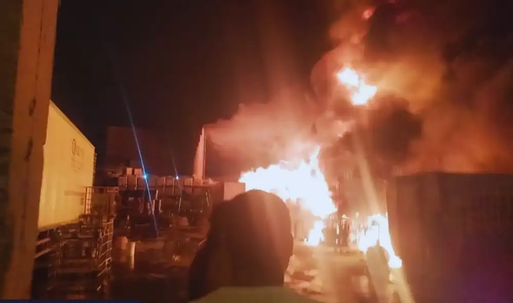 El fuego en un almacén movilizó a bomberos y alarmó a los vecinos de la zona.