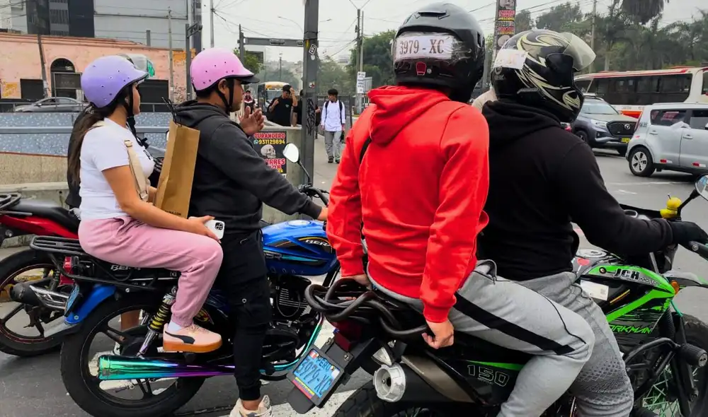 El Ministerio de Transportes y Comunicaciones (MTC) establece que los motociclistas deben portar chaleco con placa visible y casco certificado en áreas en estado de emergencia.