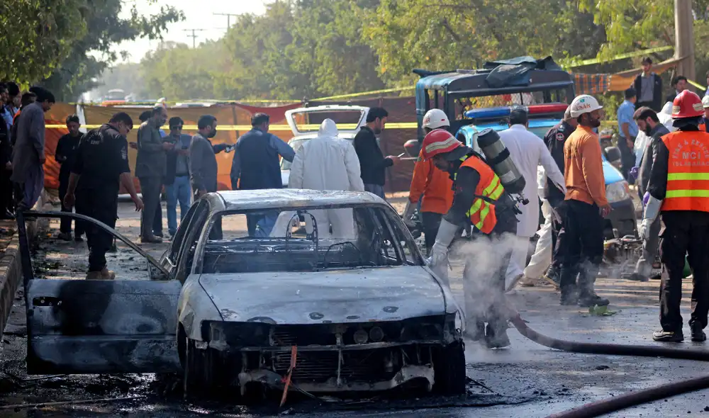 Fuerzas de seguridad acordonan la zona tras el atentado en Pakistán. Foto: AFP