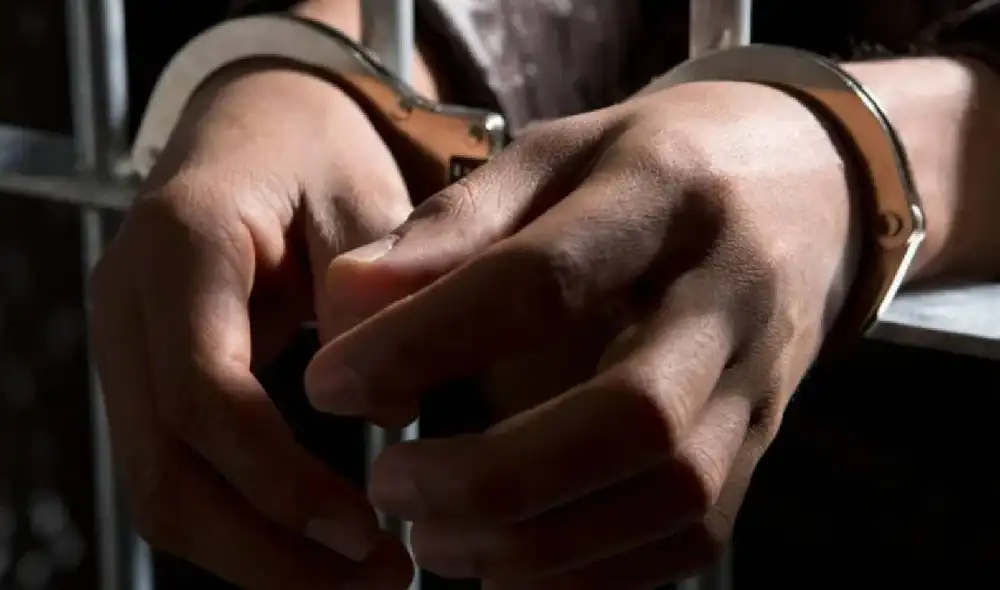 Los acusados fueron capturados poco después, encontrándoles el arma y el celular robado. Fuente: Difusión.