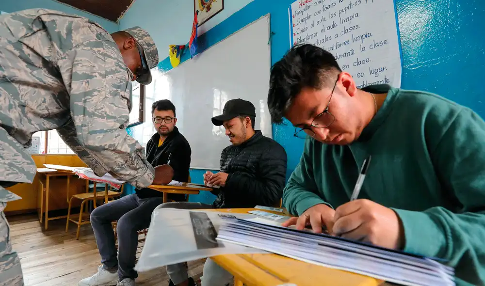 Infórmate sobre las sanciones por no participar en el referéndum de Ecuador en 2025.