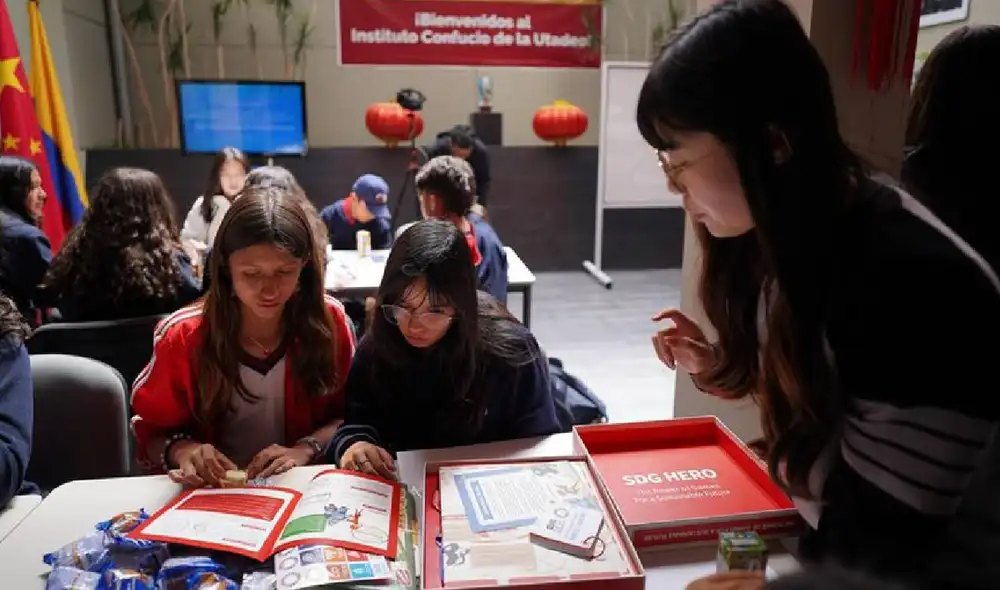 Imagen del 30 de octubre de 2025 de jóvenes participando en una actividad interactiva durante un foro en el marco del Día Mundial de las Ciudades, en la Universidad Jorge Tadeo Lozano, en Bogotá, capital de Colombia. (Xinhua/Andrés Moreno) Imagen del 30 de octubre de 2025 de jóvenes participando en una actividad interactiva durante un foro en el marco del Día Mundial de las Ciudades, en la Universidad Jorge Tadeo Lozano, en Bogotá, capital de Colombia. (Xinhua/Andrés Moreno)