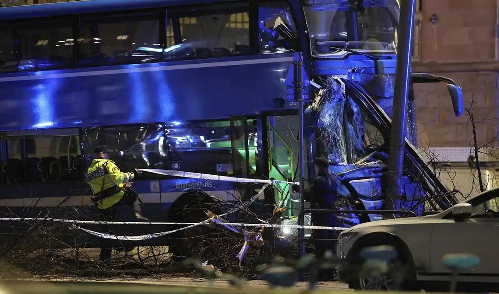Un accidente en Estocolmo dejó varios muertos y heridos tras el choque de un autobús de dos pisos contra una parada en la avenida Valhallavägen. Foto: Thomas Karlsson/ Dagens Nyheter Un accidente en Estocolmo dejó varios muertos y heridos tras el choque de un autobús de dos pisos contra una parada en la avenida Valhallavägen. Foto: Thomas Karlsson/ Dagens Nyheter