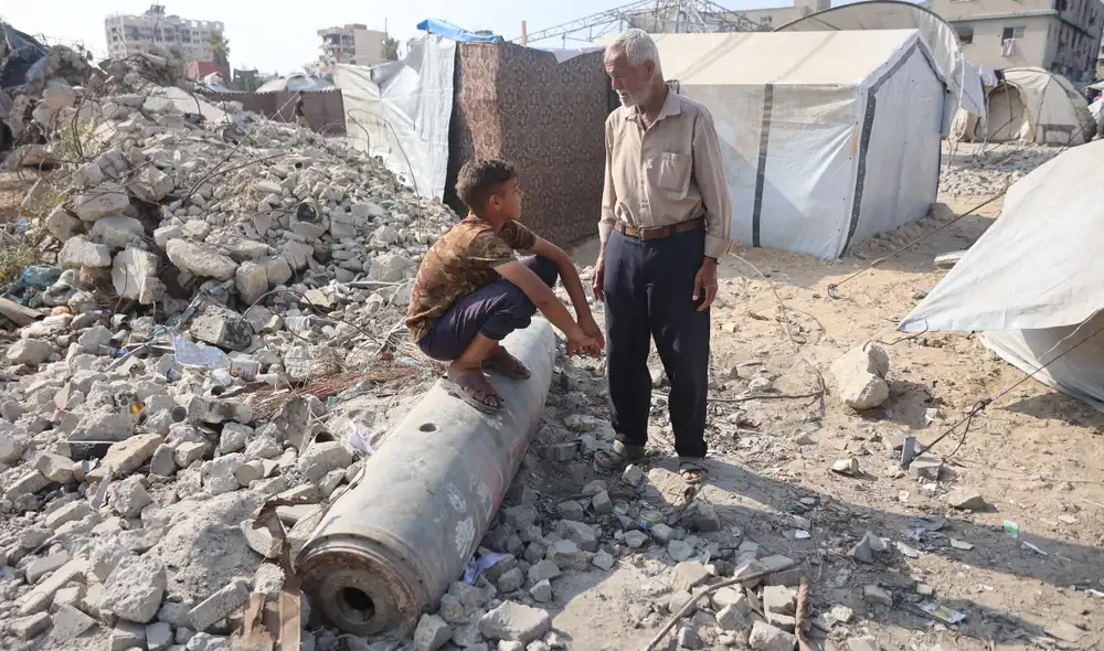 Bombardeos israelíes dejan barrios y campamentos dañados, con civiles desplazados. Foto: AFP Bombardeos israelíes dejan barrios y campamentos dañados, con civiles desplazados. Foto: AFP
