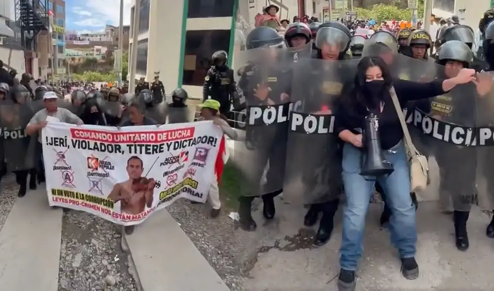 Manifestantes en Huancayo fueron desalojados por la PNP. Foto: captura Huancayork Times. Manifestantes en Huancayo fueron desalojados por la PNP. Foto: captura Huancayork Times.