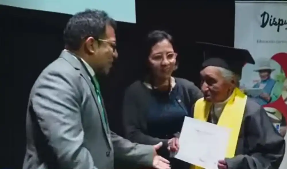 Adultos mayores logran graduarse en educación básica en 6 regiones del Perú