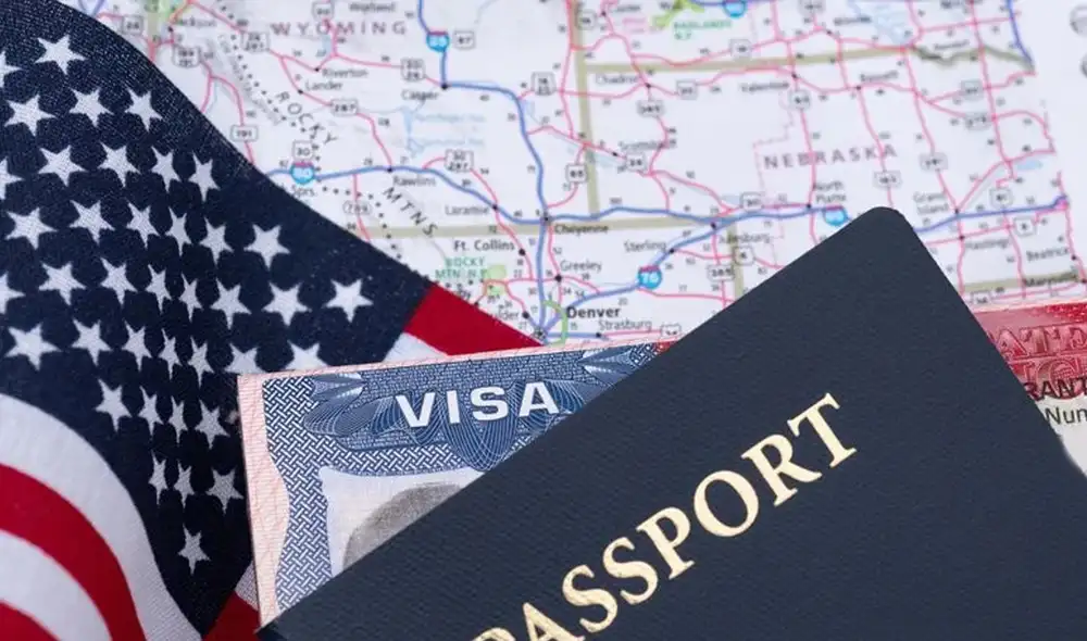 EE.UU. revocará visas a los inmigrantes que presentan su pasaporte visiblemente dañado.