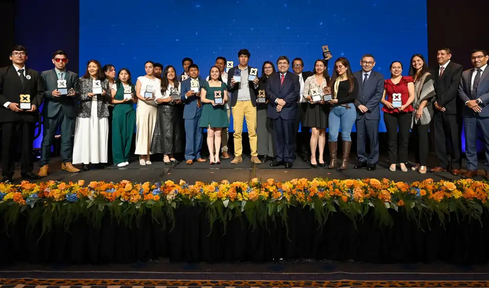 Representantes de Caja Arequipa reconocen el esfuerzo y la resiliencia de las MYPES del país. Representantes de Caja Arequipa reconocen el esfuerzo y la resiliencia de las MYPES del país.