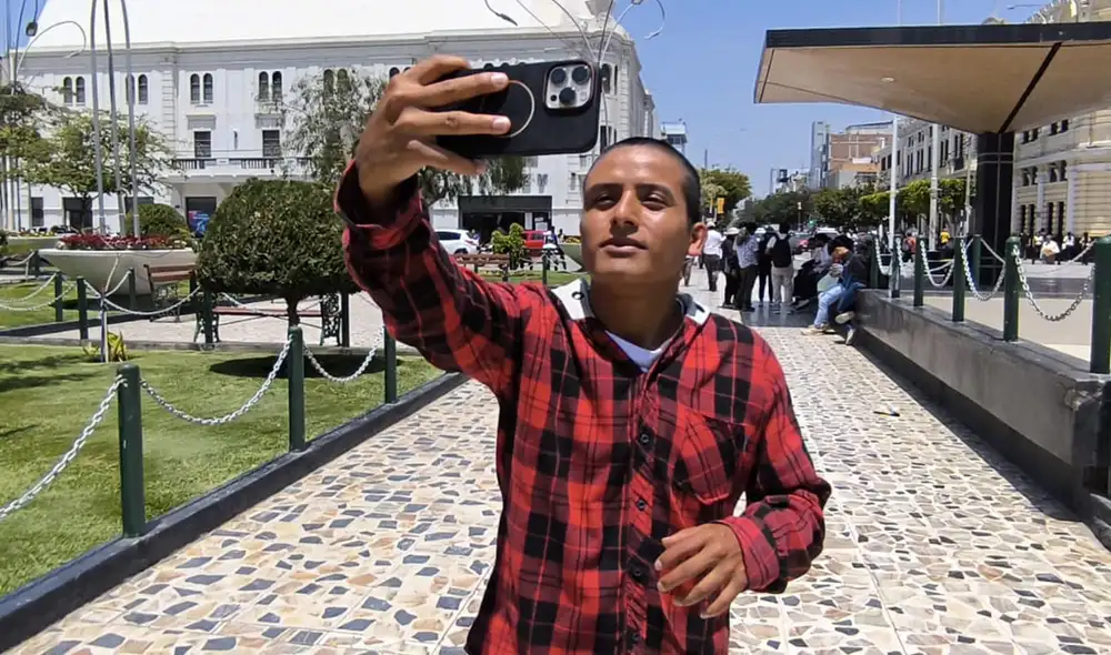 Joven anuncia la próxima realización de una chuletada pro fondos. Foto: Emmanuel Moreno - La República. Joven anuncia la próxima realización de una chuletada pro fondos. Foto: Emmanuel Moreno - La República.