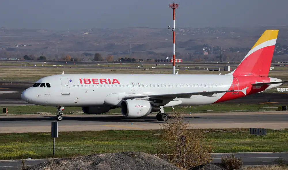 Aerolíneas cancelan vuelos a Caracas por creciente tensión militar con EE. UU. Aerolíneas cancelan vuelos a Caracas por creciente tensión militar con EE. UU.