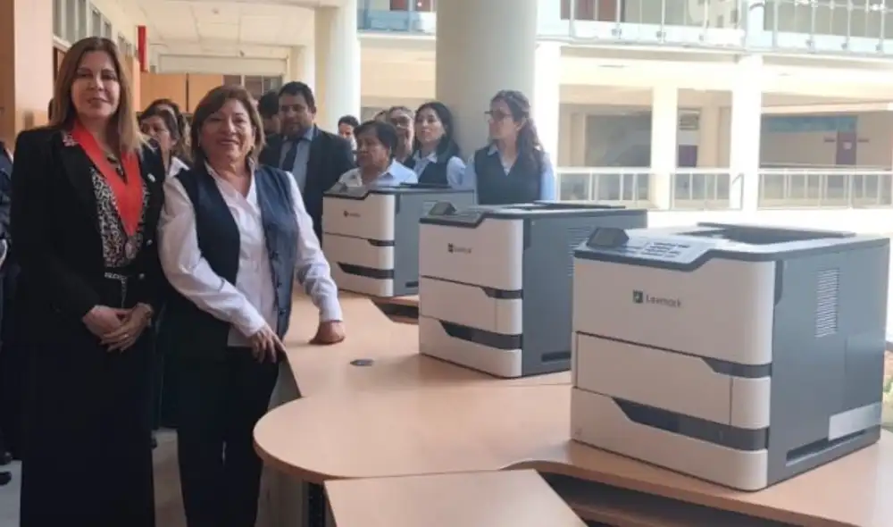 Se suministraron 52 escritorios, 15 anaqueles y 4 impresoras de alto rendimiento. Fuente: Difusión.