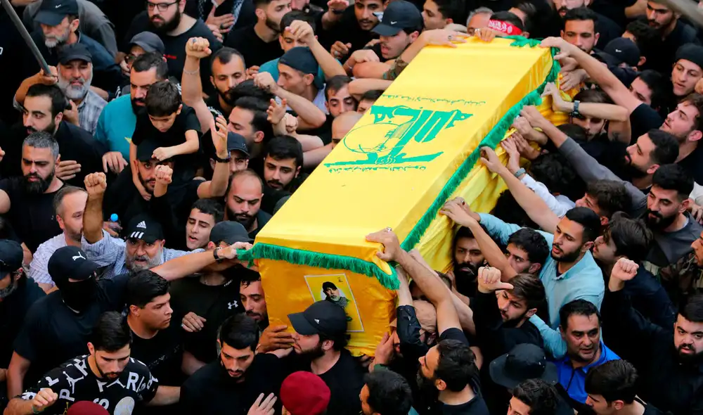 El ataúd de Tabatabai fue envuelto con la bandera de Hezbolá y cargado por sus simpatizantes.