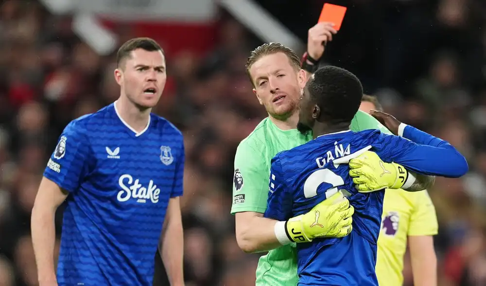 Gana Gueye fue expulsado de manera insólita por agredir a su propio compañero.