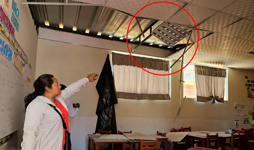Cayeron tres baldosas del cielo raso. Créditos: cortesía.