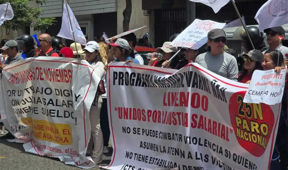 Trabajadores del programa Warmi Ñan protestan en el Día Internacional de la Eliminación de la Violencia contra la Mujer Trabajadores del programa Warmi Ñan protestan en el Día Internacional de la Eliminación de la Violencia contra la Mujer