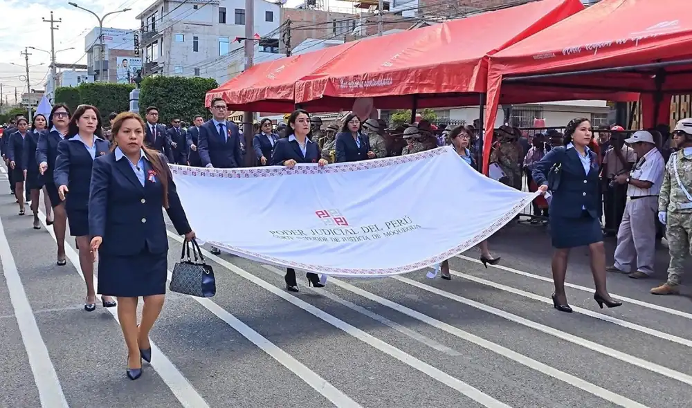 Servidores judiciales y administrativos de la Corte rindieron homenaje a Moquegua con gallardía y orden. Fuente: Difusión. Servidores judiciales y administrativos de la Corte rindieron homenaje a Moquegua con gallardía y orden. Fuente: Difusión.