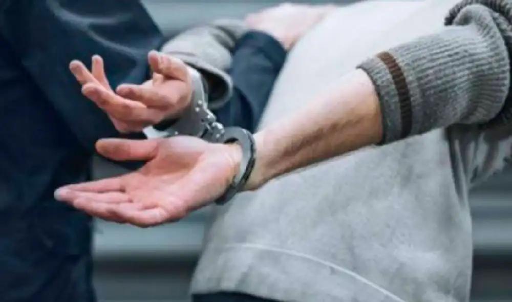 Durante su intervención por la policía, se le hallaron dos municiones y un arma calibre 38 sin licencia. Fuente: Difusión.