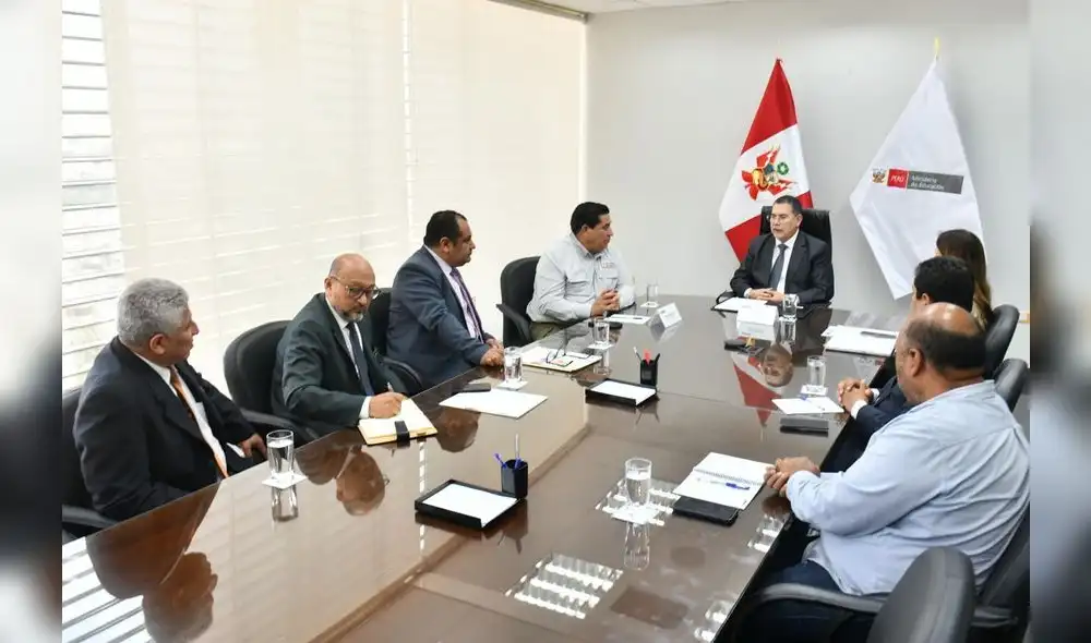 Ministro del Interior con dirigentes de colegios. Foto: Mininter