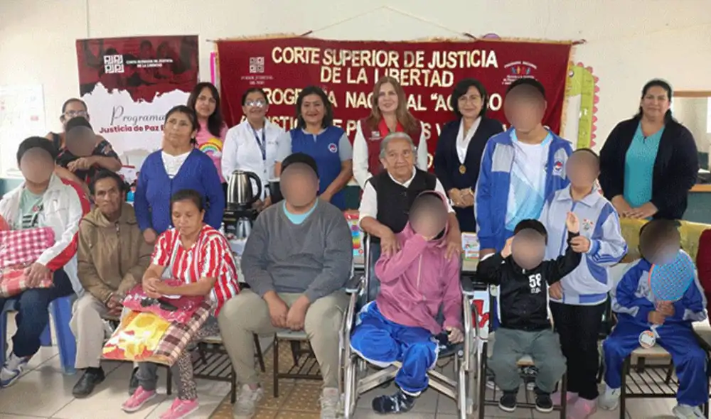 Durante la actividad, se entregaron frazadas, ropa y juguetes recolectados. Fuente: Difusión.