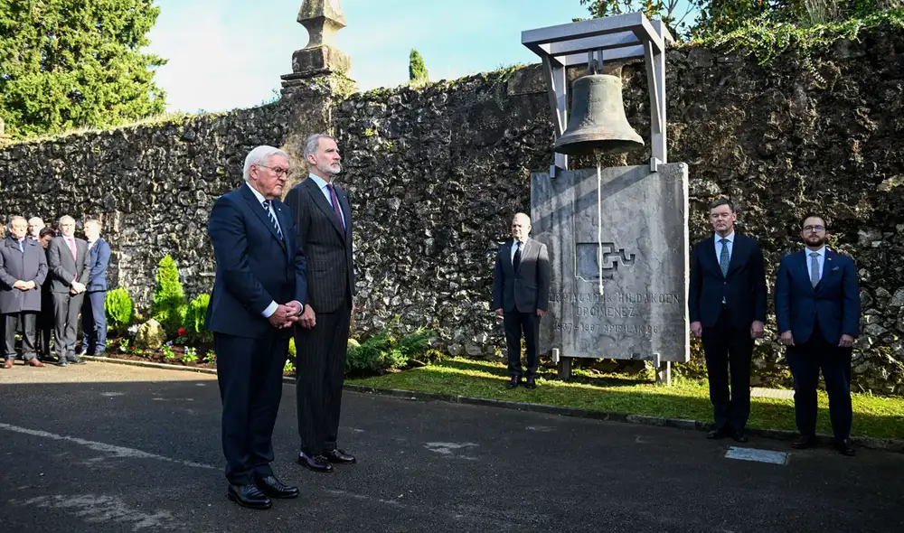 El presidente alemán participó en una ceremonia en Guernica junto al rey Felipe VI para rendir homenaje a las víctimas del bombardeo de 1937. El presidente alemán participó en una ceremonia en Guernica junto al rey Felipe VI para rendir homenaje a las víctimas del bombardeo de 1937.