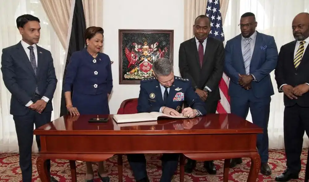 Dan Caine, jefe del Estado Mayor Conjunto de Estados Unidos, firma un documento junto a la primera ministra Kamla Persad-Bissessar durante su visita a Trinidad y Tobago para discutir sobre el narcotráfico. Dan Caine, jefe del Estado Mayor Conjunto de Estados Unidos, firma un documento junto a la primera ministra Kamla Persad-Bissessar durante su visita a Trinidad y Tobago para discutir sobre el narcotráfico.