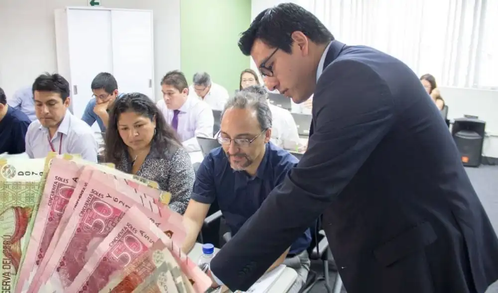 Pago de un bono excepcional de S/100 se hará efectivo en enero del próximo año, según Ley de Presupuesto 2026. Foto: composición LR/Andina