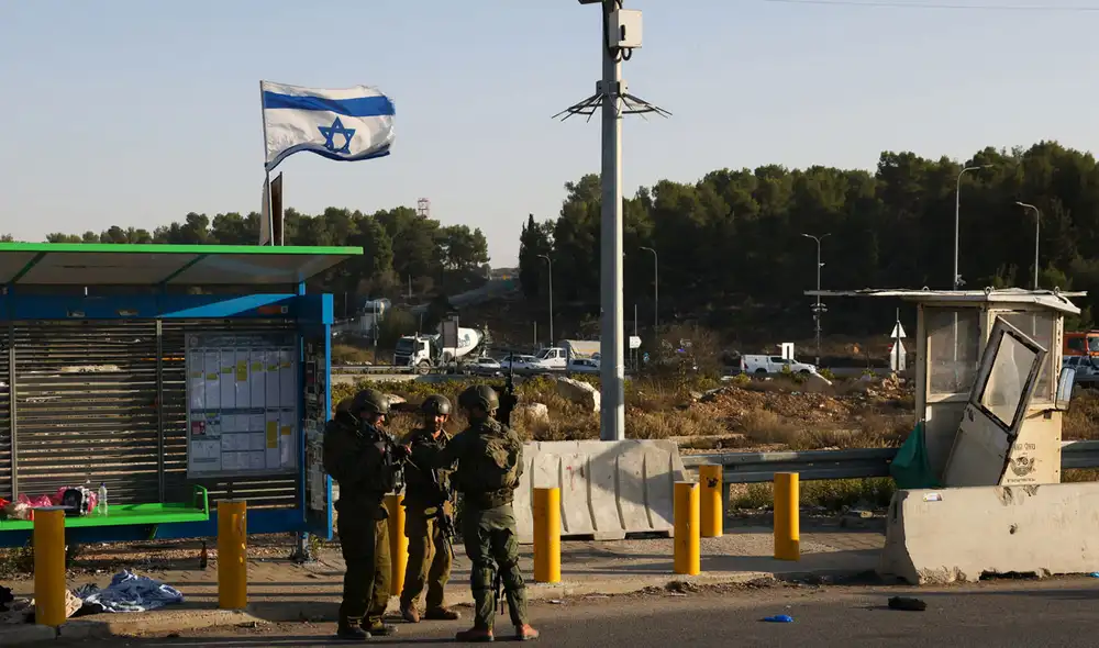 Soldados israelíes en el cruce de Gush Etzion, en Cisjordania ocupada.