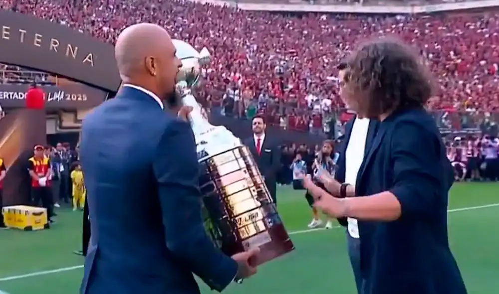 Carles Puyol ingresó al terreno del Monumental junto con Felipe Melo. Foto: captura de ESPN Carles Puyol ingresó al terreno del Monumental junto con Felipe Melo. Foto: captura de ESPN