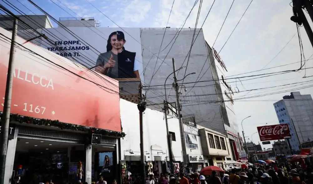 La acumulación de cables eléctricos y de telecomunicaciones en Gamarra, La Victoria, genera un riesgo latente para comerciantes y visitantes, especialmente en la campaña navideña. La acumulación de cables eléctricos y de telecomunicaciones en Gamarra, La Victoria, genera un riesgo latente para comerciantes y visitantes, especialmente en la campaña navideña.