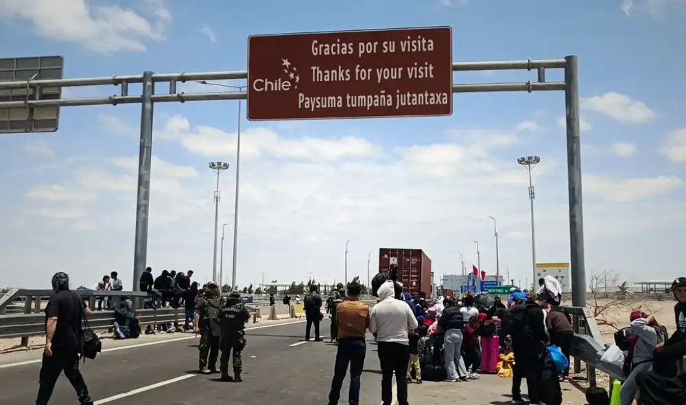 La Línea de la Concordia, frontera entre Chile y Perú, se ha convertido en un "terreno de nadie" donde migrantes, incluidos embarazadas y familias, están varados en condiciones precarias.