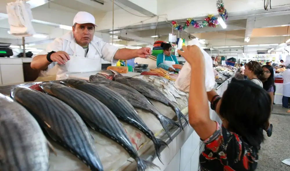 El alza de alimentos se debió a una subida en los precios de pescados y mariscos, así como de otros productos. Foto: Andina El alza de alimentos se debió a una subida en los precios de pescados y mariscos, así como de otros productos. Foto: Andina