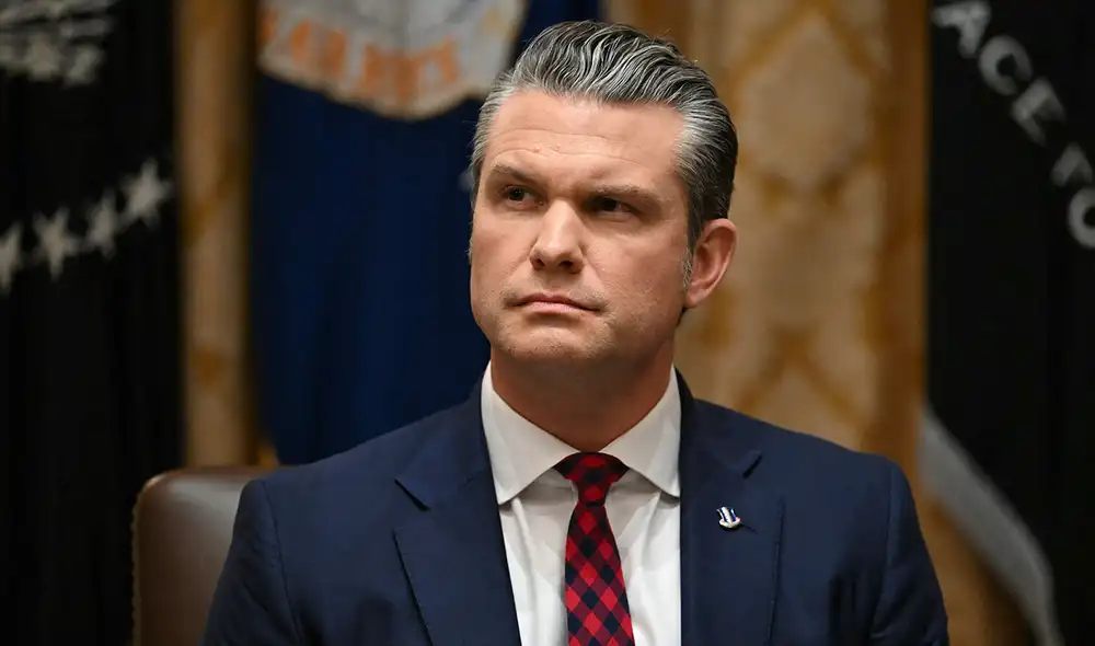 Pete Hegseth también es acusado de ordenar matar a los sobrevivientes de un ataque contra una lancha. Foto: AFP