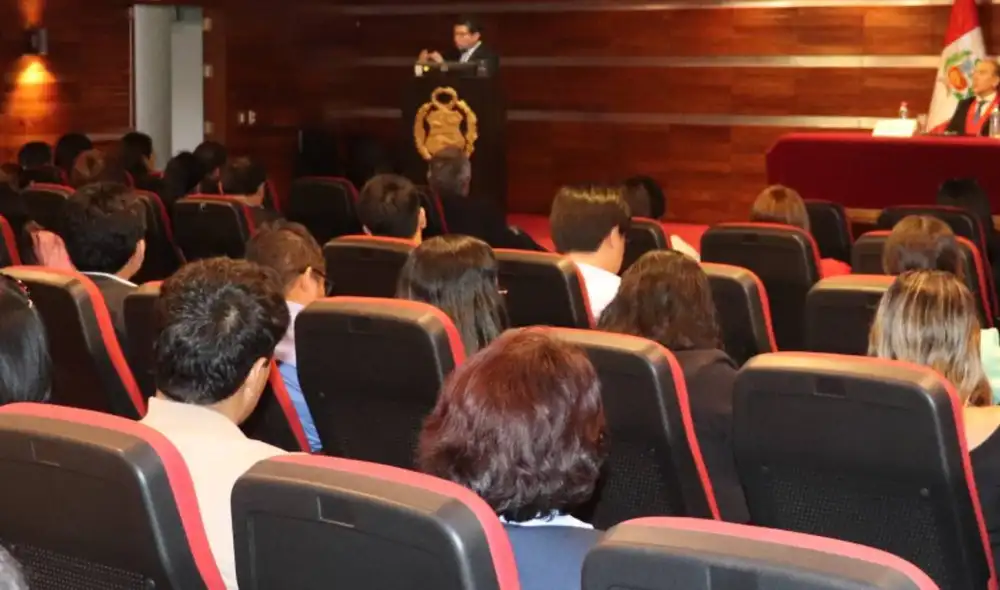 Cecilia Milagros León Velásquez agradeció al profesor Leysser León Hilario por su aporte en la primera ponencia. Fuente: Difusión.