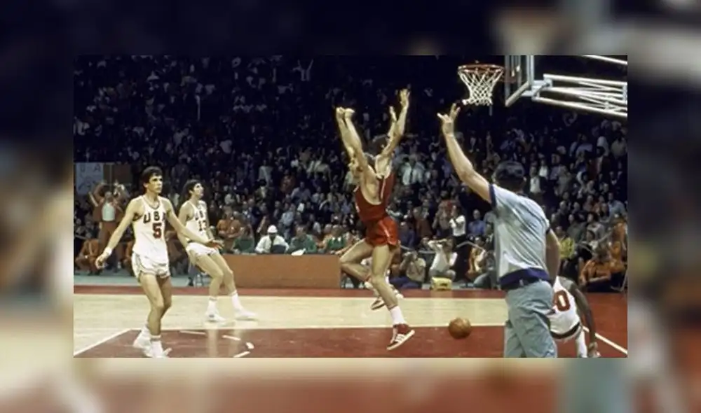 Estrella de la URSS, Aleksandr Belov, encestó en el segundo final. De esta manera, la URSS consiguió su primera medalla de oro olímpica en básquet. Los norteamericanos no aceptaron sus medallas de plata a manera de protesta. Imagen: Difusión.