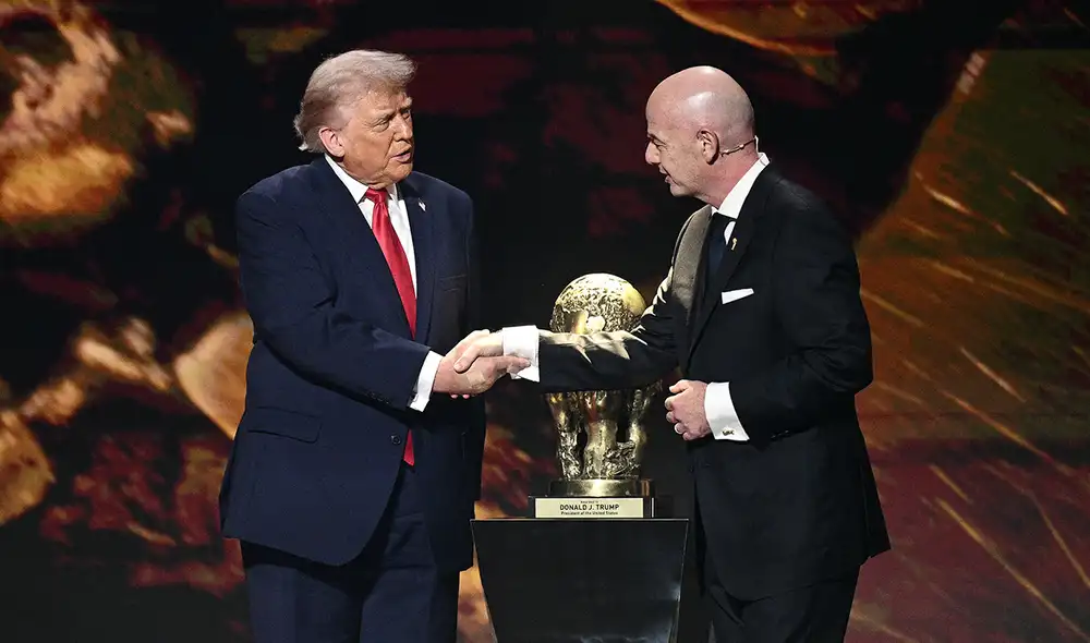 Donald Trump recibe galardón de la FIFA. Foto. AFP