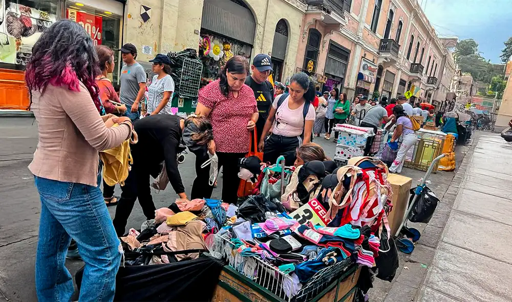 Vendedores ambulantes en el Centro de Lima generan aglomeración. Foto: La República