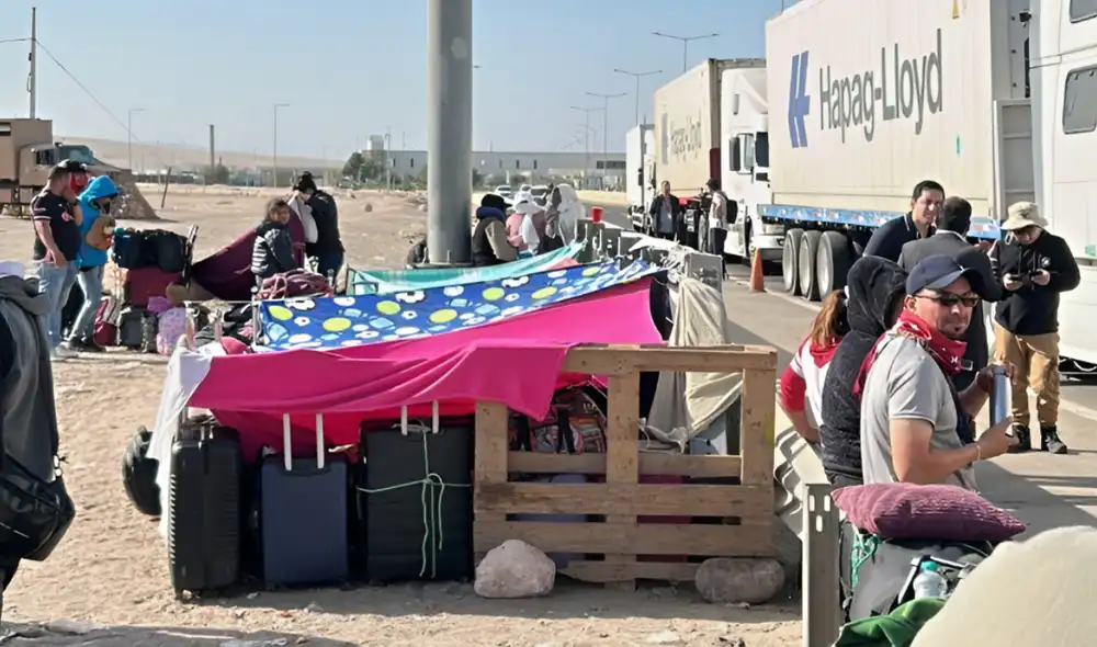 Migrantes emprendieron hacia la frontera Perú-Chile con el fin de llegar a Ecuador y luego a sus hogares. Algunos optaron por entrar por Bolivia. Migrantes emprendieron hacia la frontera Perú-Chile con el fin de llegar a Ecuador y luego a sus hogares. Algunos optaron por entrar por Bolivia.