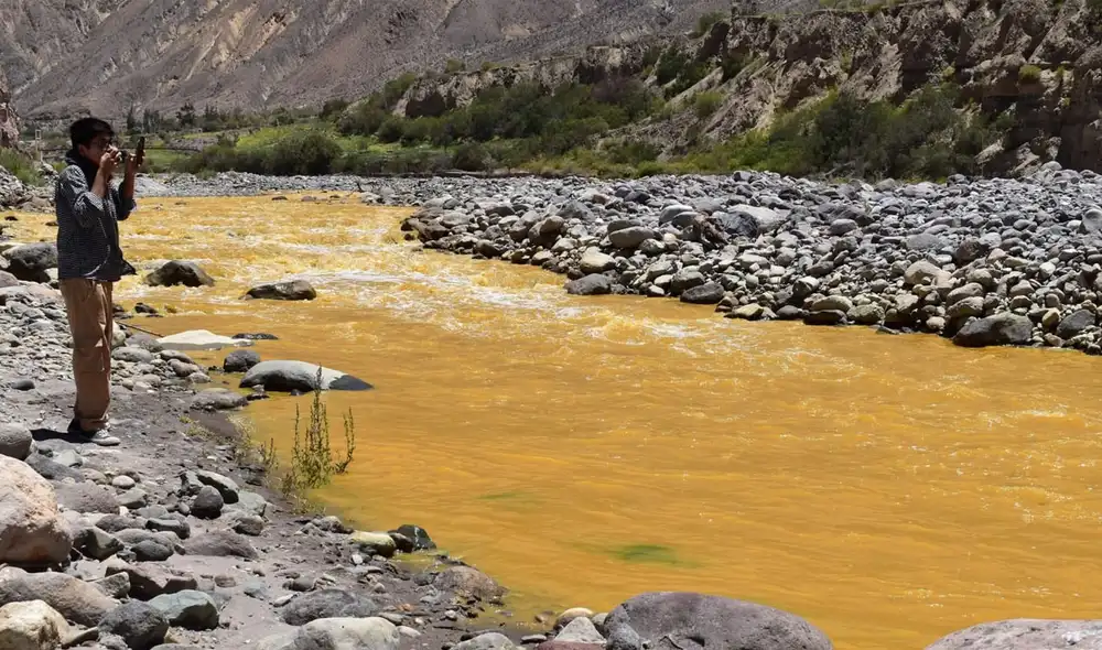 Retorno de extraña coloración en el Tambo encendió las alarmas. Foto: Municipalidad de Matalaque. Retorno de extraña coloración en el Tambo encendió las alarmas. Foto: Municipalidad de Matalaque.