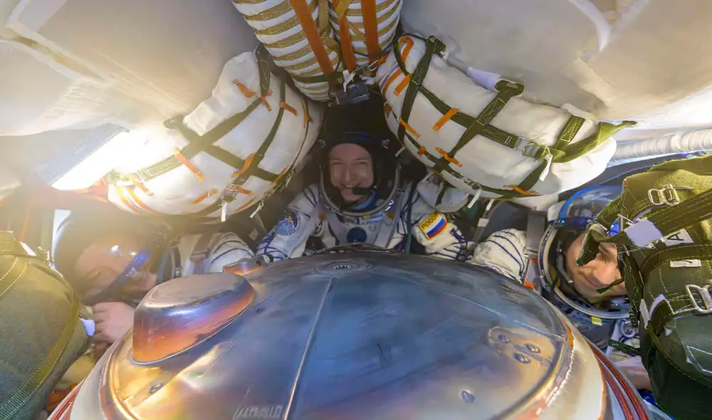 El astronauta de la NASA Jonny Kim, los cosmonautas de Roscosmos Sergey Ryzhikov y Alexey Zubritskiy dentro de la cápsula espacial. Foto: NASA El astronauta de la NASA Jonny Kim, los cosmonautas de Roscosmos Sergey Ryzhikov y Alexey Zubritskiy dentro de la cápsula espacial. Foto: NASA