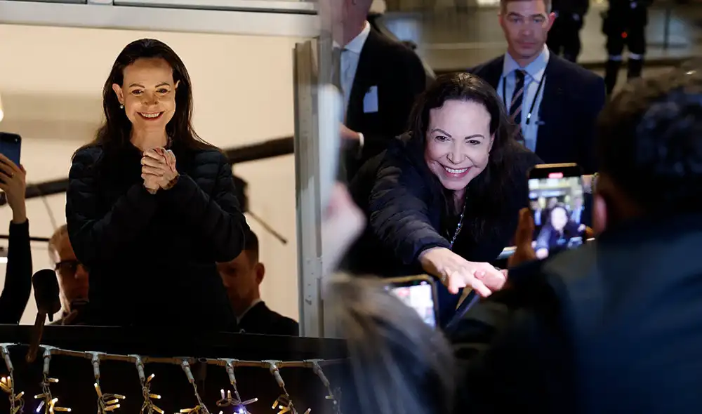 María Corina Machado aparece y saluda a los asistentes desde el balcón de su hotel en Oslo. María Corina Machado aparece y saluda a los asistentes desde el balcón de su hotel en Oslo.