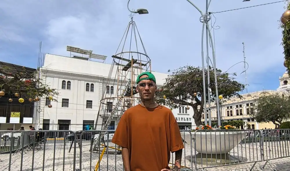 Tiktoker y al fondo el criticado árbol que desmanteló. Foto: Emmanuel Moreno - La República.